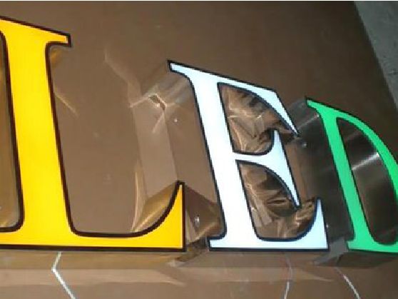 宝丰介绍LED招牌的基础知识。